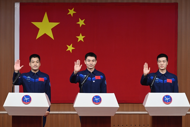 2024年月24日，神舟十八號載人飛行任務(wù)航天員葉光富（中）、李聰（右）、李廣蘇在酒泉衛(wèi)星發(fā)射中心問天閣與媒體記者集體見面。