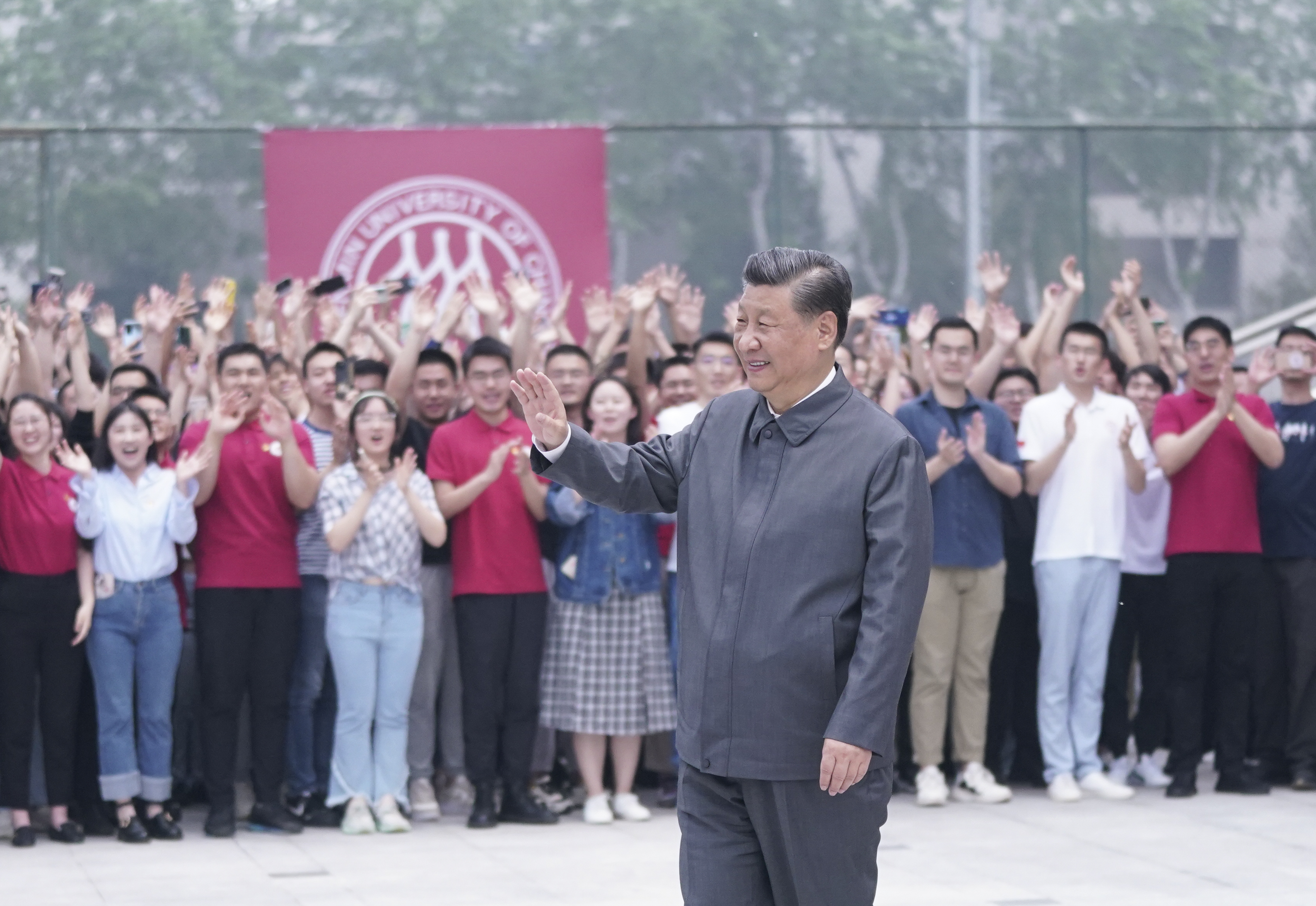 2022年4月25日，習(xí)近平總書記來到中國人民大學(xué)考察調(diào)研。這是習(xí)近平向師生們揮手致意。