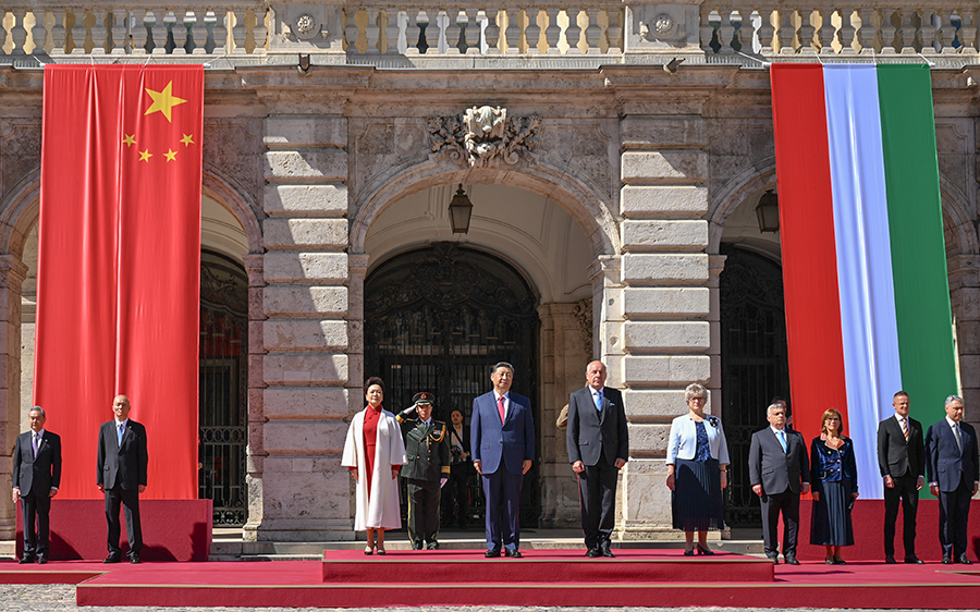 當(dāng)?shù)貢r(shí)間5月9日上午，國(guó)家主席習(xí)近平在布達(dá)佩斯出席匈牙利總統(tǒng)舒尤克和總理歐爾班共同舉行的隆重歡迎儀式。新華社記者 謝環(huán)馳 攝