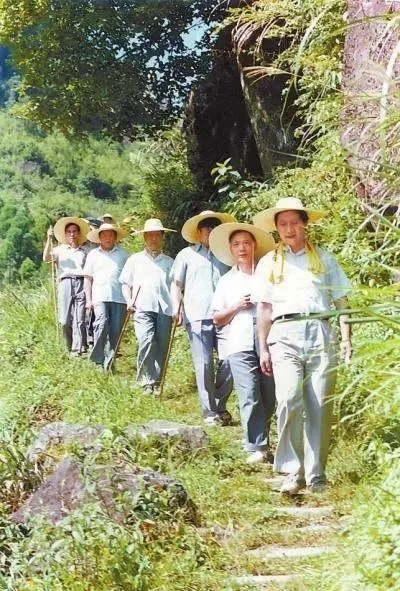 1989年7月，習(xí)近平在壽寧縣山村。