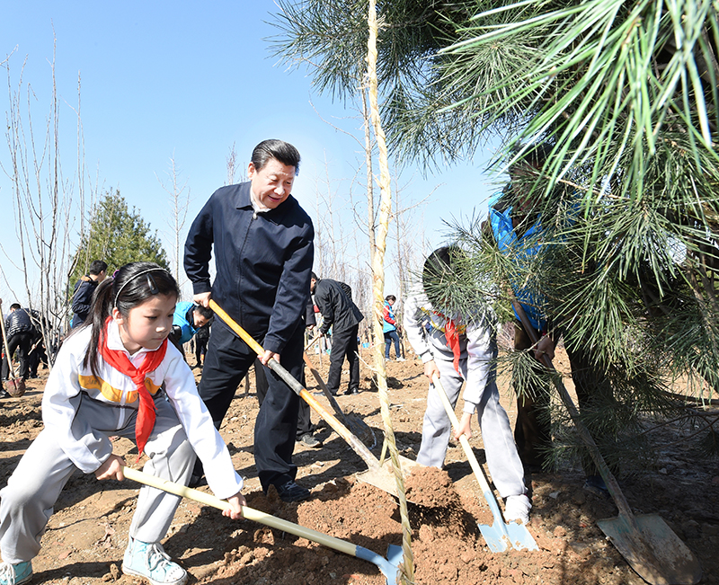 2015年4月3日，習近平總書記同大家一起植樹。