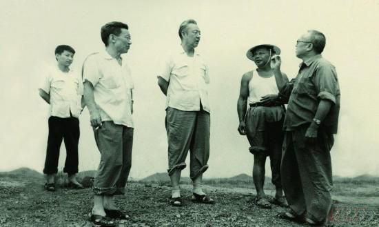 1978年8月，習(xí)仲勛（左三）在廣東惠陽農(nóng)村調(diào)研。在清華大學(xué)讀書的習(xí)近平（左一）利用暑假時(shí)間參加社會(huì)實(shí)踐，隨同父親一起下鄉(xiāng)。