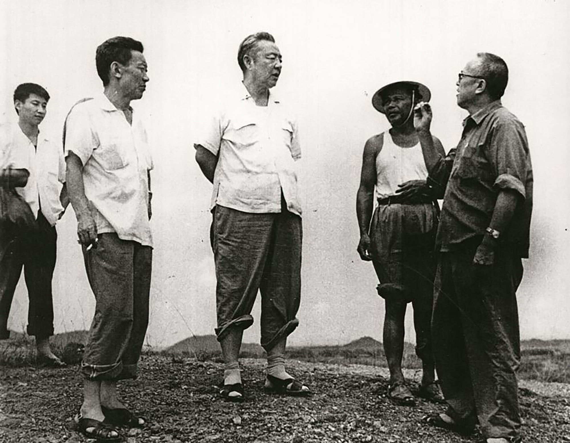 1978年8月5日，習(xí)仲勛（中）在廣東惠陽地區(qū)調(diào)研。左二為廣東省委農(nóng)村工作部副部長杜瑞芝，右一為惠陽地委書記李富林。 左一為當(dāng)時正在清華大學(xué)暑期的習(xí)近平。