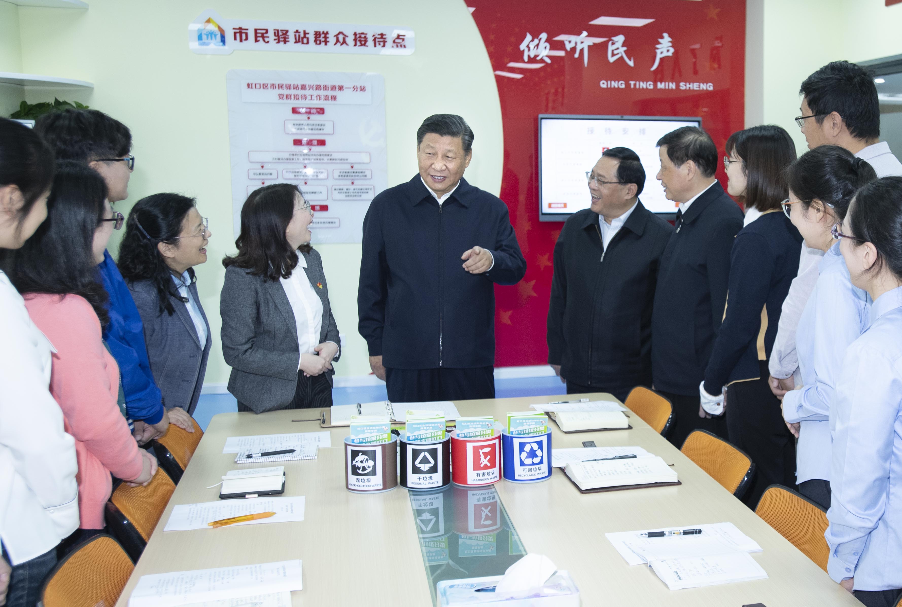 2018年11月6日至7日，中共中央總書記、國(guó)家主席、中央軍委主席習(xí)近平在上?？疾臁＿@是6日上午，習(xí)近平在虹口區(qū)市民驛站嘉興路街道第一分站，同幾位正在交流社區(qū)推廣垃圾分類的做法的年輕人親切交談。 新華社記者 李濤 攝