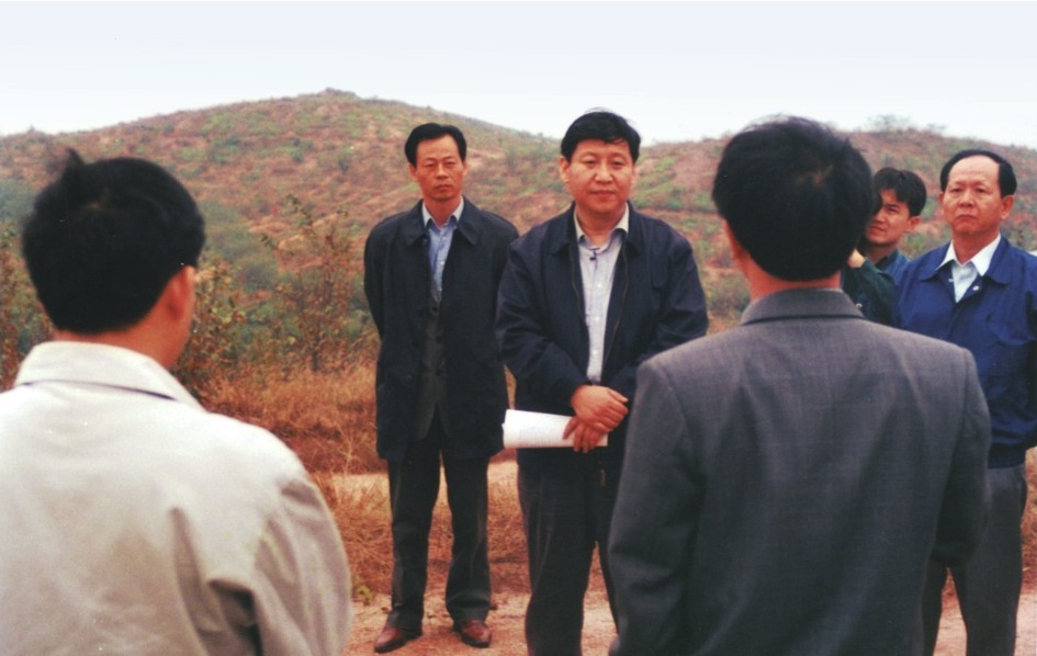 1999年11月，習(xí)近平在龍巖市長汀縣河田水土流失治理區(qū)調(diào)研。圖源：《習(xí)近平在福建（下）》