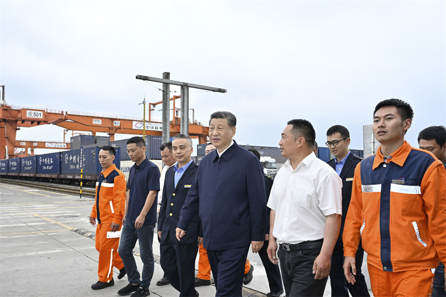 2024年4月22日至24日，中共中央總書記、國家主席、中央軍委主席習近平在重慶考察。這是22日下午，習近平在重慶國際物流樞紐園區(qū)重慶鐵路集裝箱中心站，同貨車司機、列車司機、裝卸工人、場站管理人員等親切交流。新華社記者 岳月偉 攝