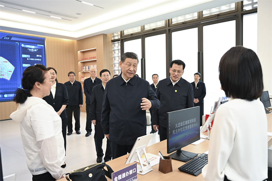 2024年4月22日至24日，中共中央總書記、國家主席、中央軍委主席習近平在重慶考察。這是22日下午，習近平在九龍坡區(qū)謝家灣街道民主村社區(qū)考察。新華社記者 謝環(huán)馳 攝