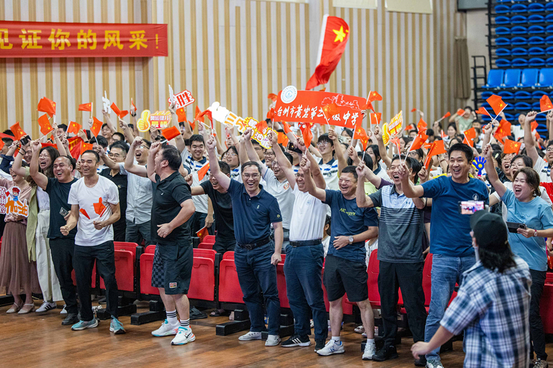 北京時(shí)間7月27日，2024年巴黎奧運(yùn)會(huì)首個(gè)比賽日，在射擊10米氣步槍混合團(tuán)體比賽中，中國(guó)選手黃雨婷/盛李豪獲得金牌。圖為黃雨婷的母校師生們通過(guò)收看奧運(yùn)直播的方式為她加油助威。