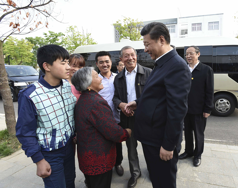 2016年4月25日，習(xí)近平在安徽省滁州市鳳陽(yáng)縣小崗村看望當(dāng)年大包干帶頭人嚴(yán)金昌（右三）一家。
