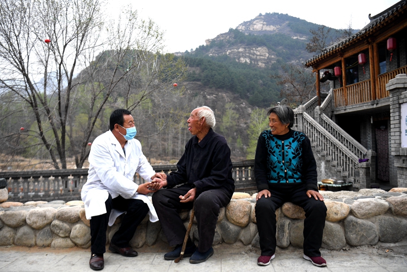 2020年4月15日，在河北阜平縣龍泉關(guān)鎮(zhèn)駱駝灣村，村醫(yī)霍建國(guó)為村民把脈。