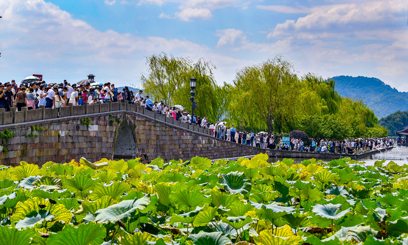 2024年10月4日，杭州西湖景區(qū)迎來國慶假期旅游高峰。