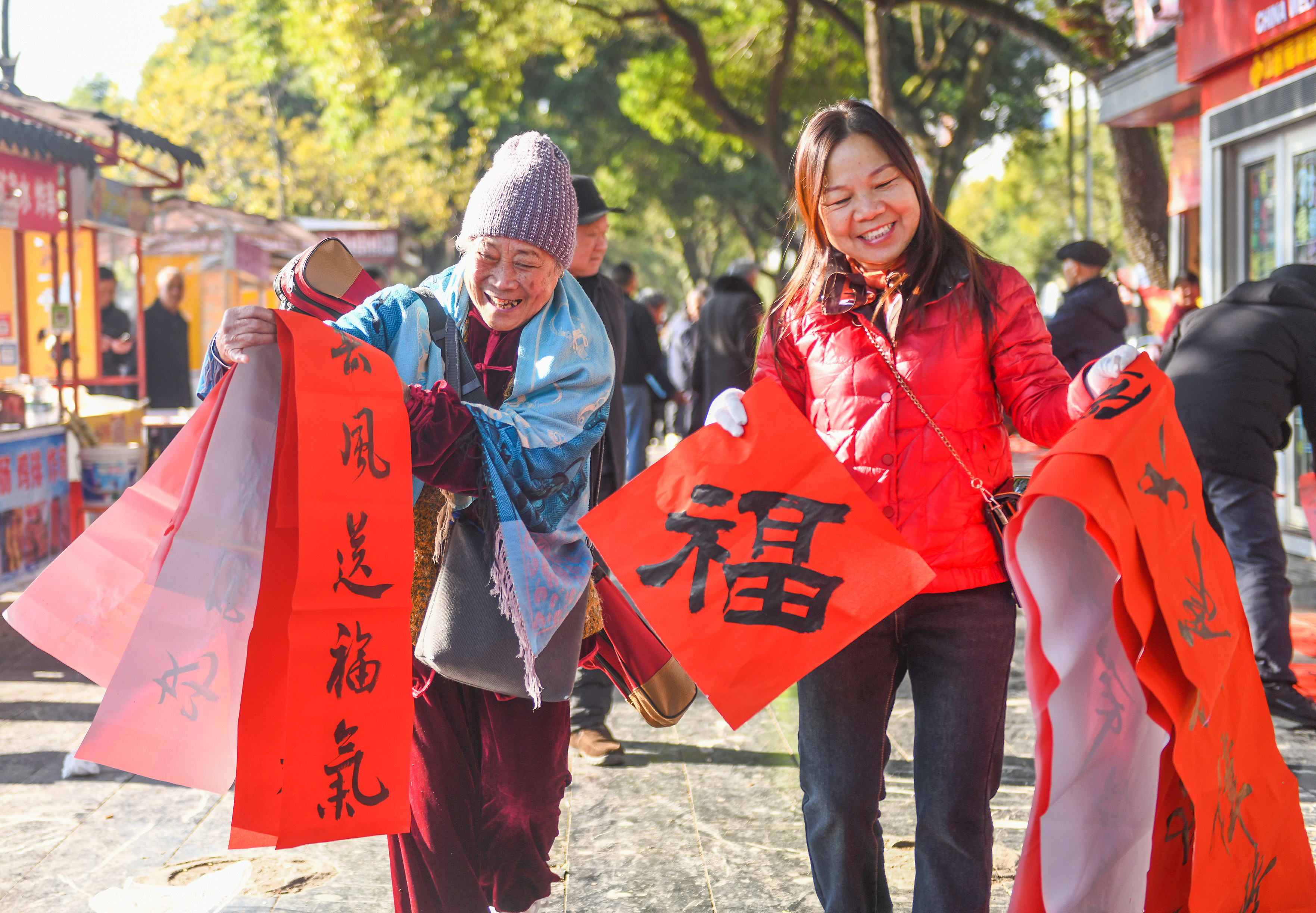 2025年1月13日，在湖南省永州市道縣西洲公園義工崗?fù)?，市民們領(lǐng)到了書法志愿者為大家書寫的春聯(lián)。