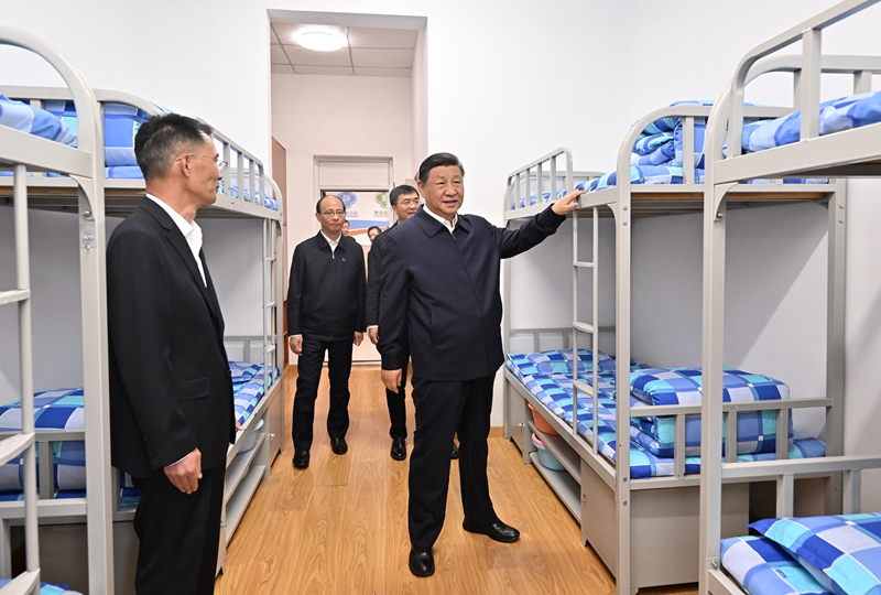 2024年6月18日下午，習近平總書記在青海果洛西寧民族中學宿舍樓察看學生住宿條件。