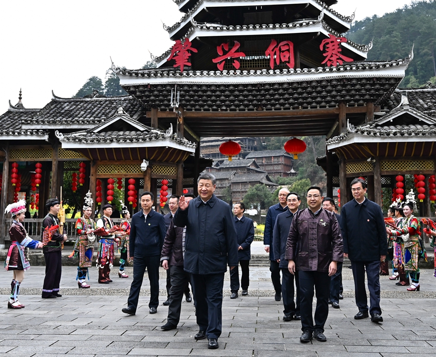 2025年3月17日下午，習(xí)近平在黔東南州黎平縣肇興侗寨考察時(shí)，在寨門口向身著民族盛裝歡迎的村民揮手致意。新華社記者 燕雁 攝