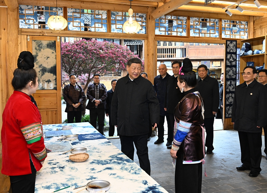 2025年3月17日下午，習(xí)近平在黔東南州黎平縣肇興侗寨侗鄉(xiāng)特色產(chǎn)業(yè)基地考察。新華社記者 謝環(huán)馳 攝