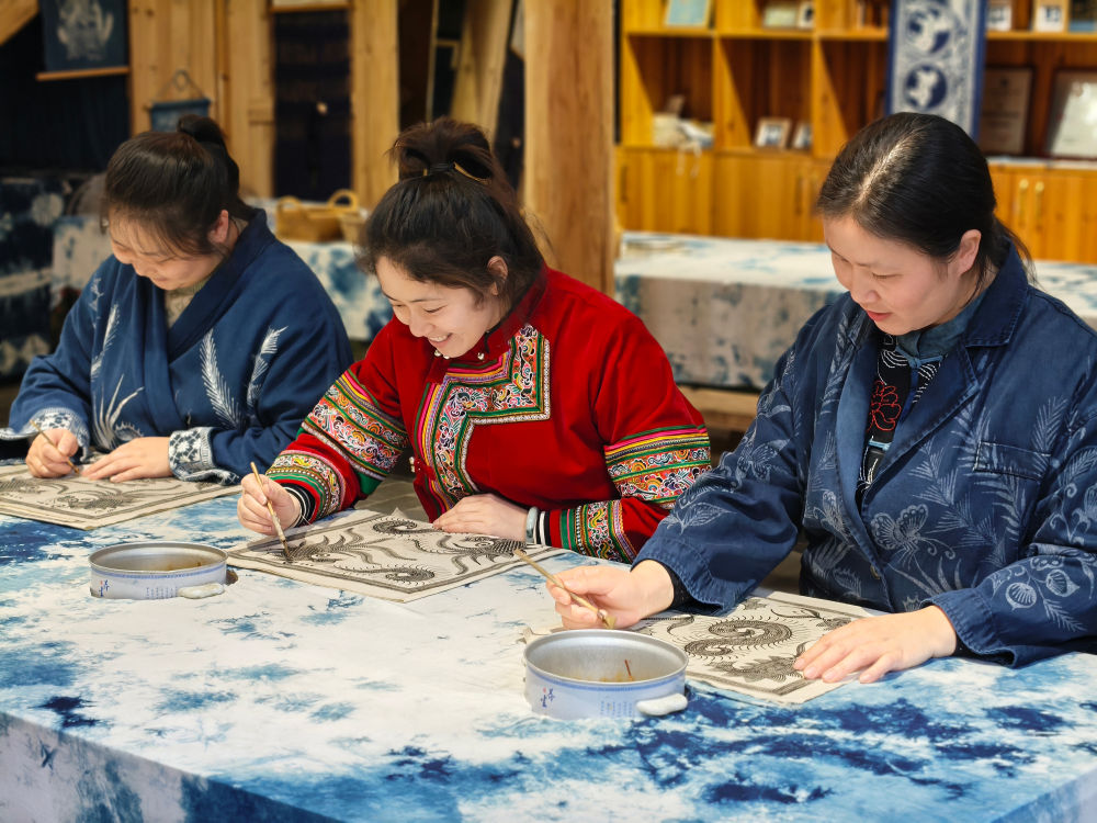 2025年3月14日，村民在肇興侗寨內(nèi)制作蠟染。圖片來(lái)源：新華社
