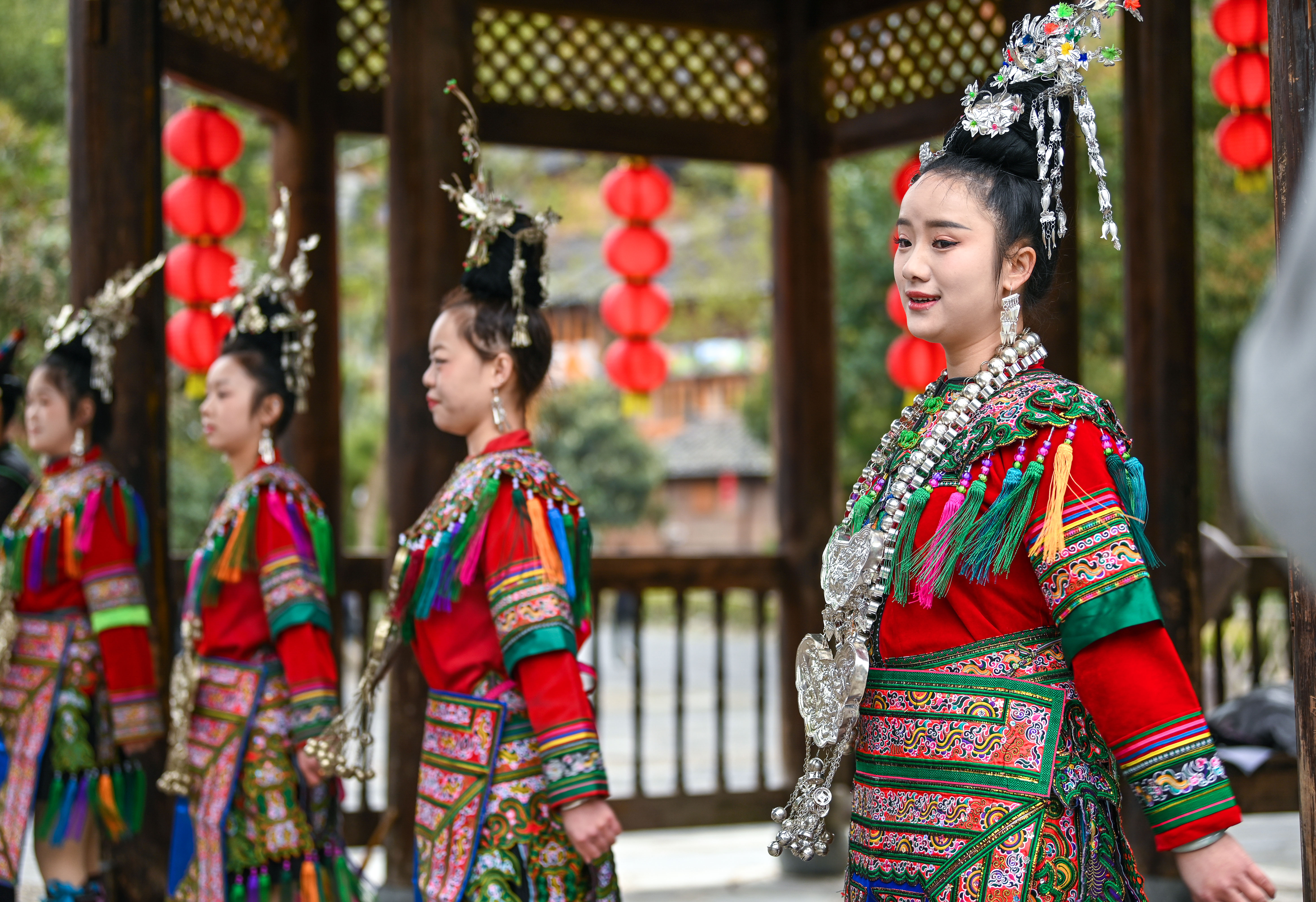  2025年3月18日，侗族群眾在貴州省黎平縣肇興侗寨給游客演唱侗族大歌。