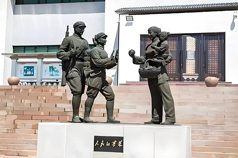 錦州蘋果廉政文化展覽館前的《人民的蘋果》主題雕塑。（由遼沈戰(zhàn)役紀念館供圖）