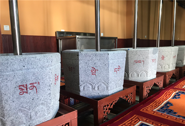 圖為藏醫(yī)院的藏藥加工地。.png