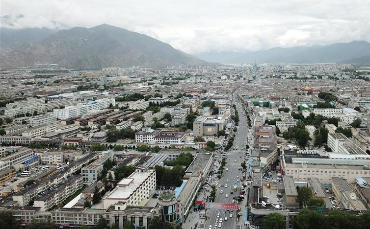 8月10日無人機(jī)拍攝的拉薩城市一景。新華社記者 王益亮 攝.jpg