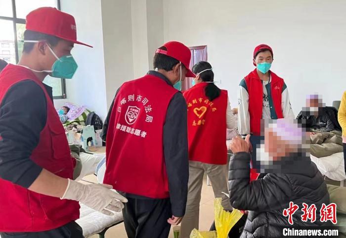 圖為得到妥善安置周到的服務(wù)，患者向志愿者豎起大拇指?！∪湛t市委宣傳部供圖