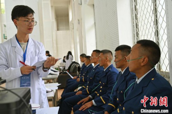 圖為研究團隊成員登記消防員信息。　趙朗 攝