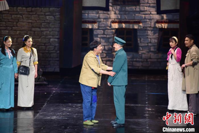 圖為西藏本土話劇《八廓街北院》演出現(xiàn)場(chǎng)。　劉瑤 攝