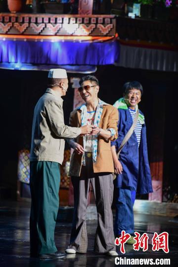 圖為西藏本土話劇《八廓街北院》演出現(xiàn)場(chǎng)?！∝暩聛硭?攝