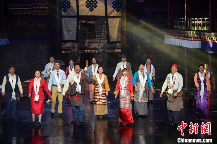 圖為西藏本土話劇《八廓街北院》演出現(xiàn)場(chǎng)?！∝暩聛硭?攝