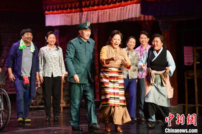 圖為西藏本土話劇《八廓街北院》演出現(xiàn)場(chǎng)?！∝暩聛硭?攝