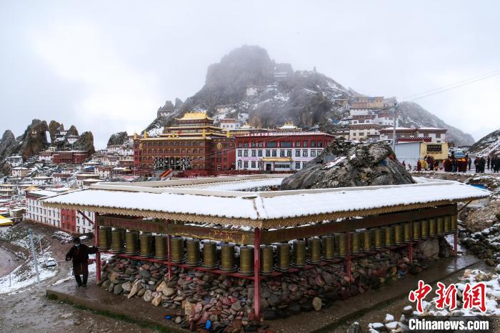 孜珠寺風(fēng)光。　江飛波 攝