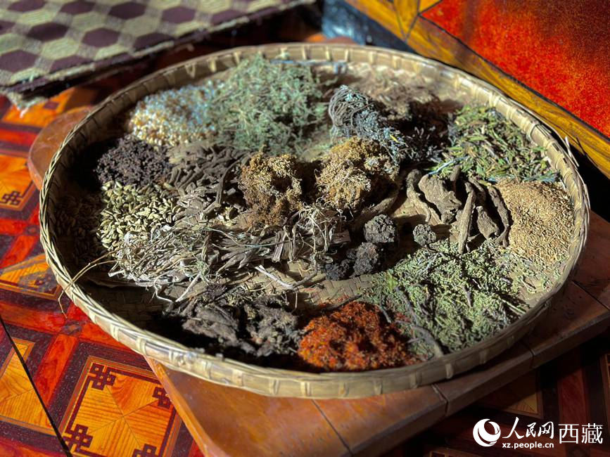 制作藏香的草本原料。人民網(wǎng)記者 次仁羅布攝