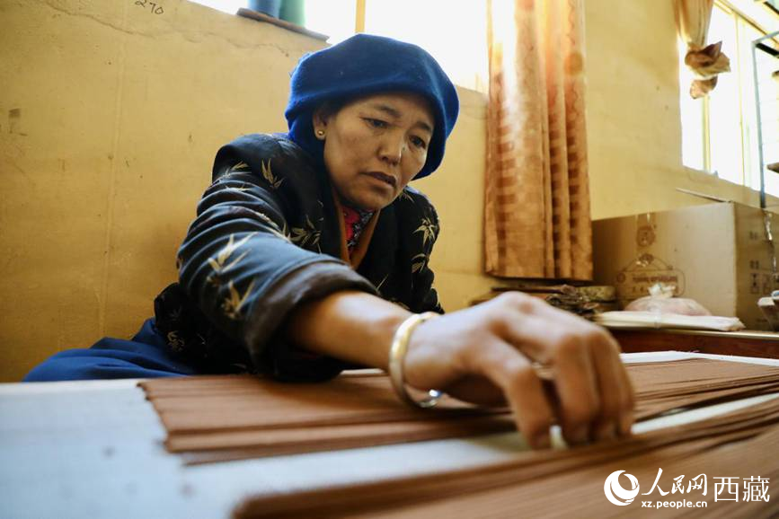 藏香廠的工人們堅(jiān)持手工制作藏香。人民網(wǎng)記者 次仁羅布攝