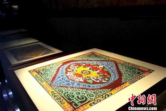 圖為藏式建筑傳統(tǒng)圖案?！?zhí)砀?攝