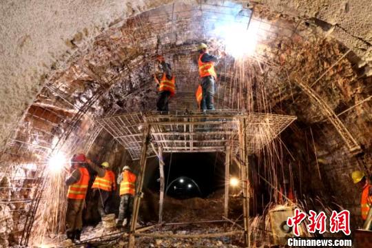 圖為施工人員正在進(jìn)行隧道支護(hù)焊接作業(yè)?！￡悤?攝