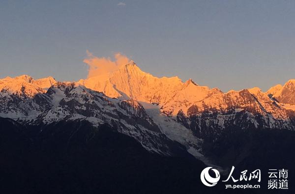 迪慶梅里雪山“日照金山”景觀。（供圖）