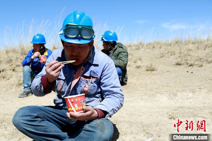 青海藏鄉(xiāng)脫貧致富見聞：“電通了，日子也富裕了”