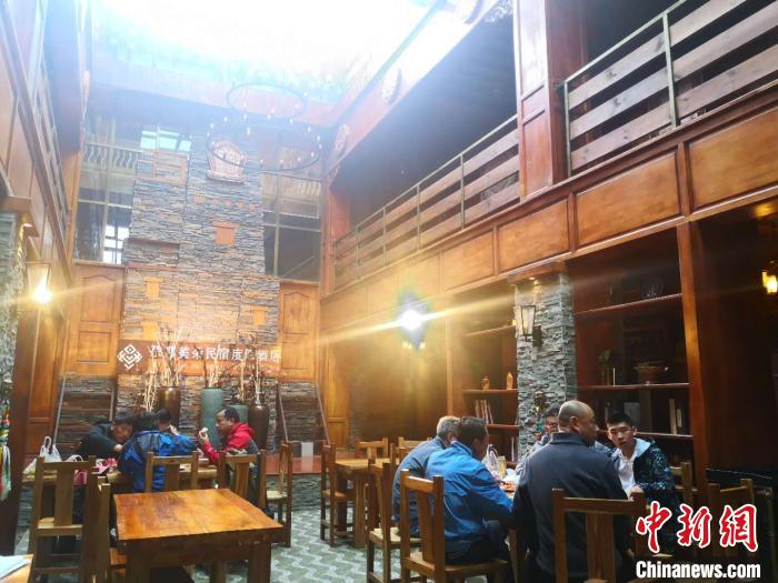 圖為扎尕那的藏式民宿酒店中，游客正在用餐。　史靜靜 攝