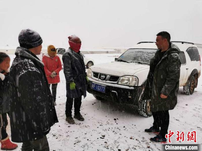 圖為扎西鬧吾(右一)與當(dāng)?shù)啬翍艚徽?。郵儲銀行青海省分行供圖