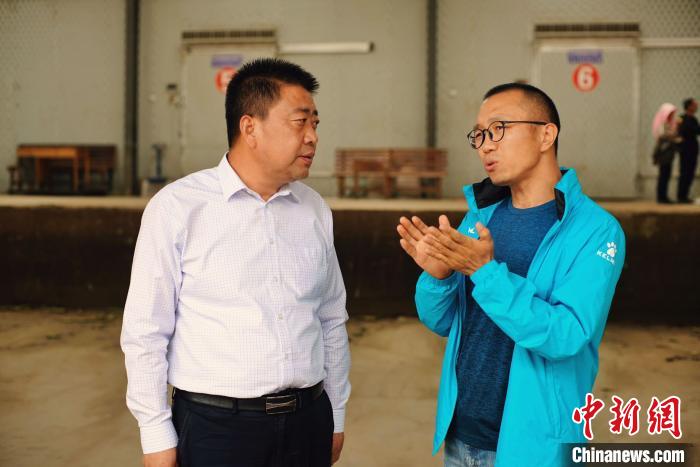 天?？h委書記李鵬(左)接受自媒體“碼頭青年”主編林飛(右)采訪?！￡I道華 攝