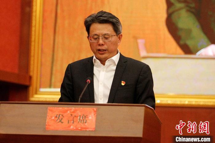 圖為果洛州委常委、副州長、上海市援青聯(lián)絡(luò)組組長馮志勇總結(jié)對(duì)口支援十年工作?！」逯菸麄鞑抗﹫D 攝