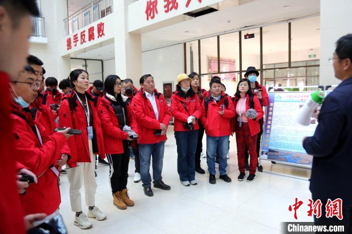 圖為中外媒體采訪三江源國家公園瀾滄江源園區(qū)生態(tài)保護成效?！?zhí)砀?攝