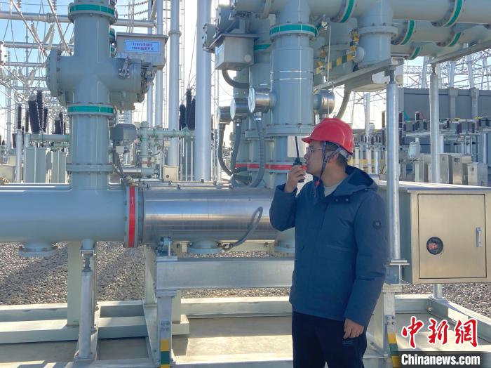 圖為國(guó)網(wǎng)青海檢修公司專業(yè)人員在沙柳變電站驗(yàn)收設(shè)備?！√岂?攝