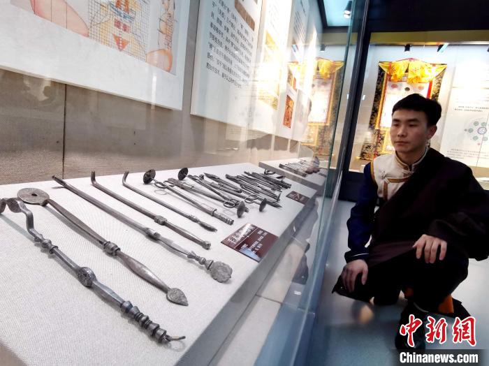 圖為陳展的藏醫(yī)手術器械。　張?zhí)砀?攝