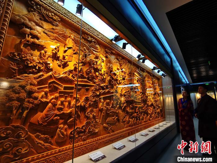 圖為青海大學(xué)民族醫(yī)學(xué)博物館陳展的歷代知名藏醫(yī)浮雕?！?zhí)砀?攝