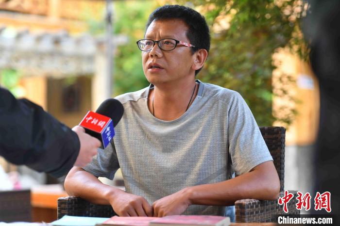圖為和澗秋接受記者采訪?！⑷疥?攝