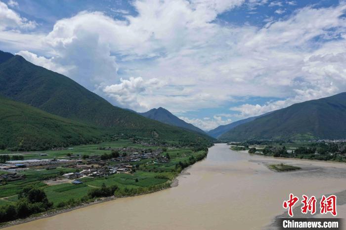 圖為航拍金江鎮(zhèn)，農(nóng)田里綠意盎然?！⑷疥?攝