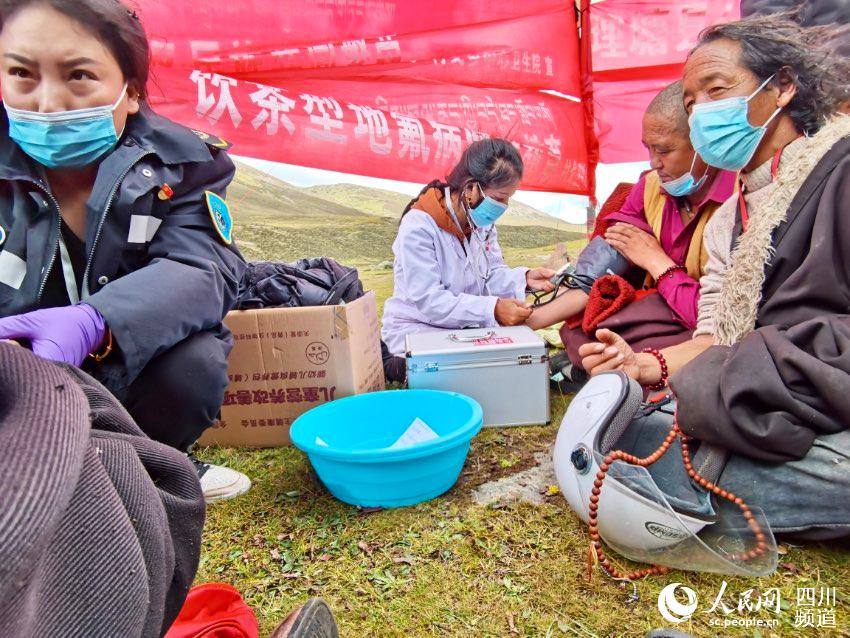 給牧民檢查身體。巴登攝