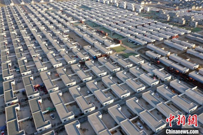 圖為蘭州新區(qū)移民安置區(qū)?！《P 攝