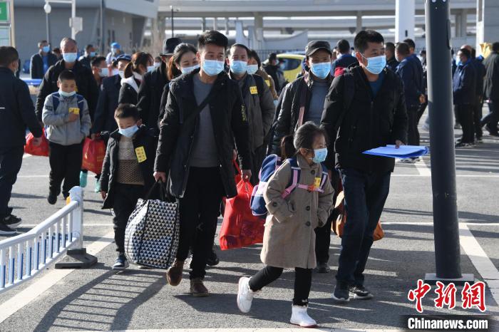圖為搬遷民眾剛出火車站。　丁凱 攝